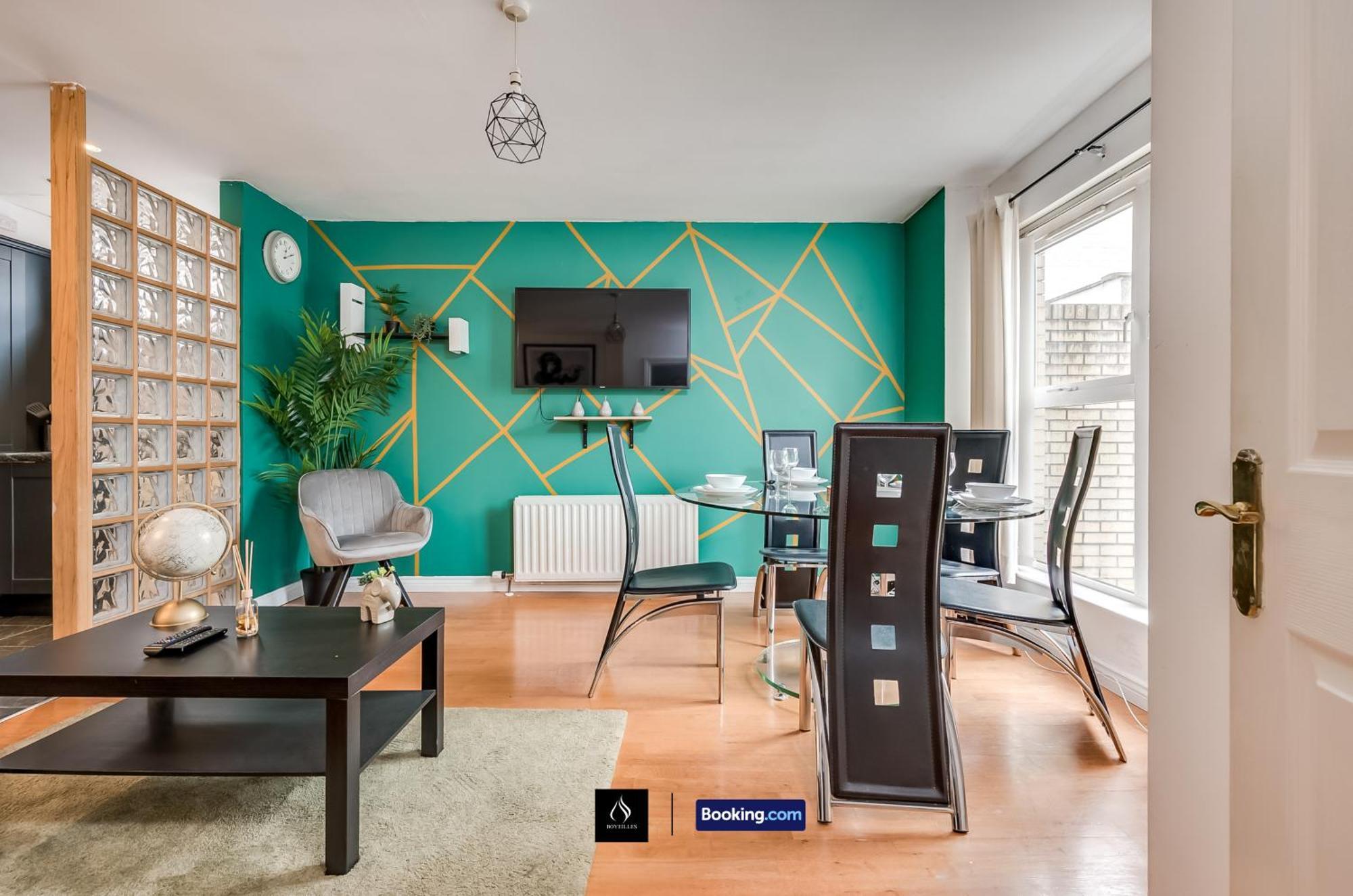 2 Bed House By Boyeilles Apartments Short Lets & Serviced Accommodation Belfast With Balcony & Free Parking Extérieur photo