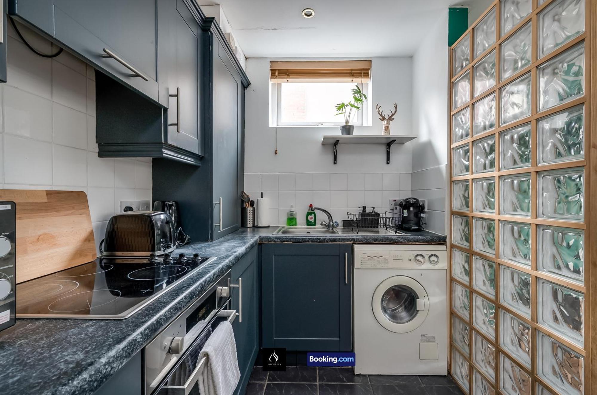 2 Bed House By Boyeilles Apartments Short Lets & Serviced Accommodation Belfast With Balcony & Free Parking Extérieur photo