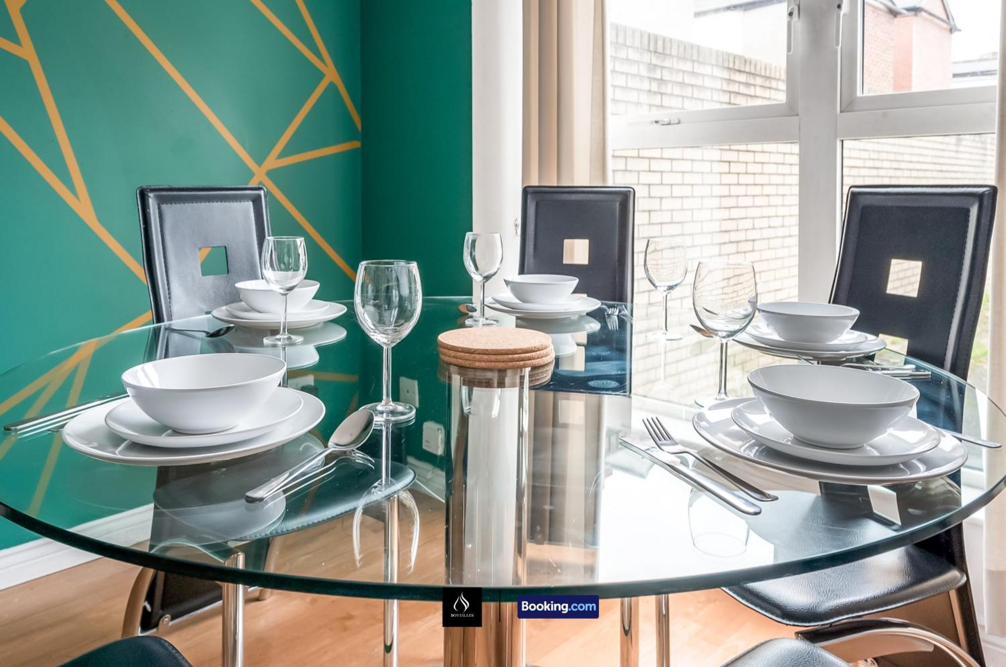 2 Bed House By Boyeilles Apartments Short Lets & Serviced Accommodation Belfast With Balcony & Free Parking Extérieur photo
