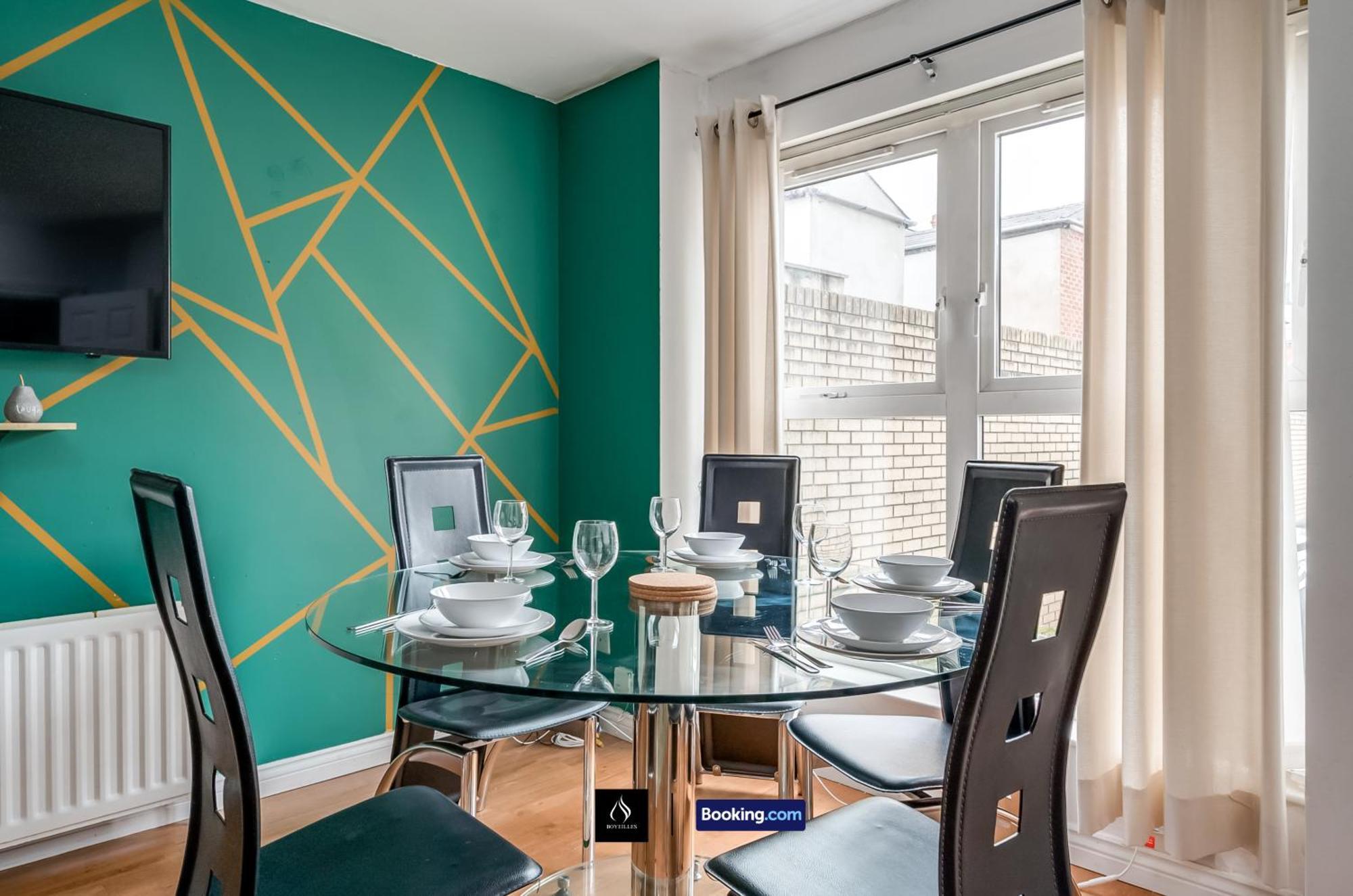 2 Bed House By Boyeilles Apartments Short Lets & Serviced Accommodation Belfast With Balcony & Free Parking Extérieur photo