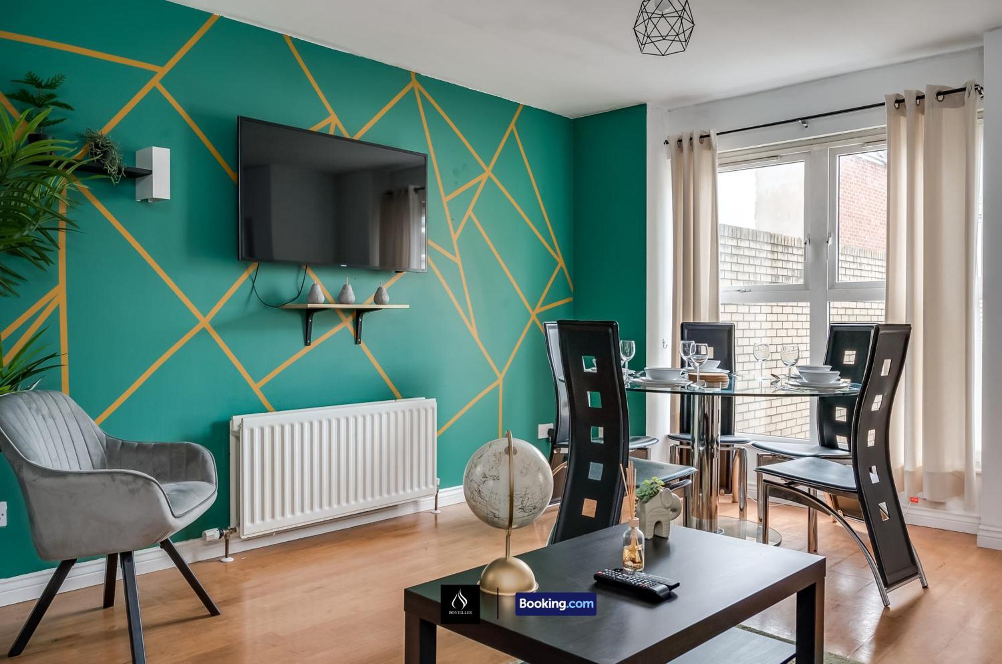 2 Bed House By Boyeilles Apartments Short Lets & Serviced Accommodation Belfast With Balcony & Free Parking Extérieur photo