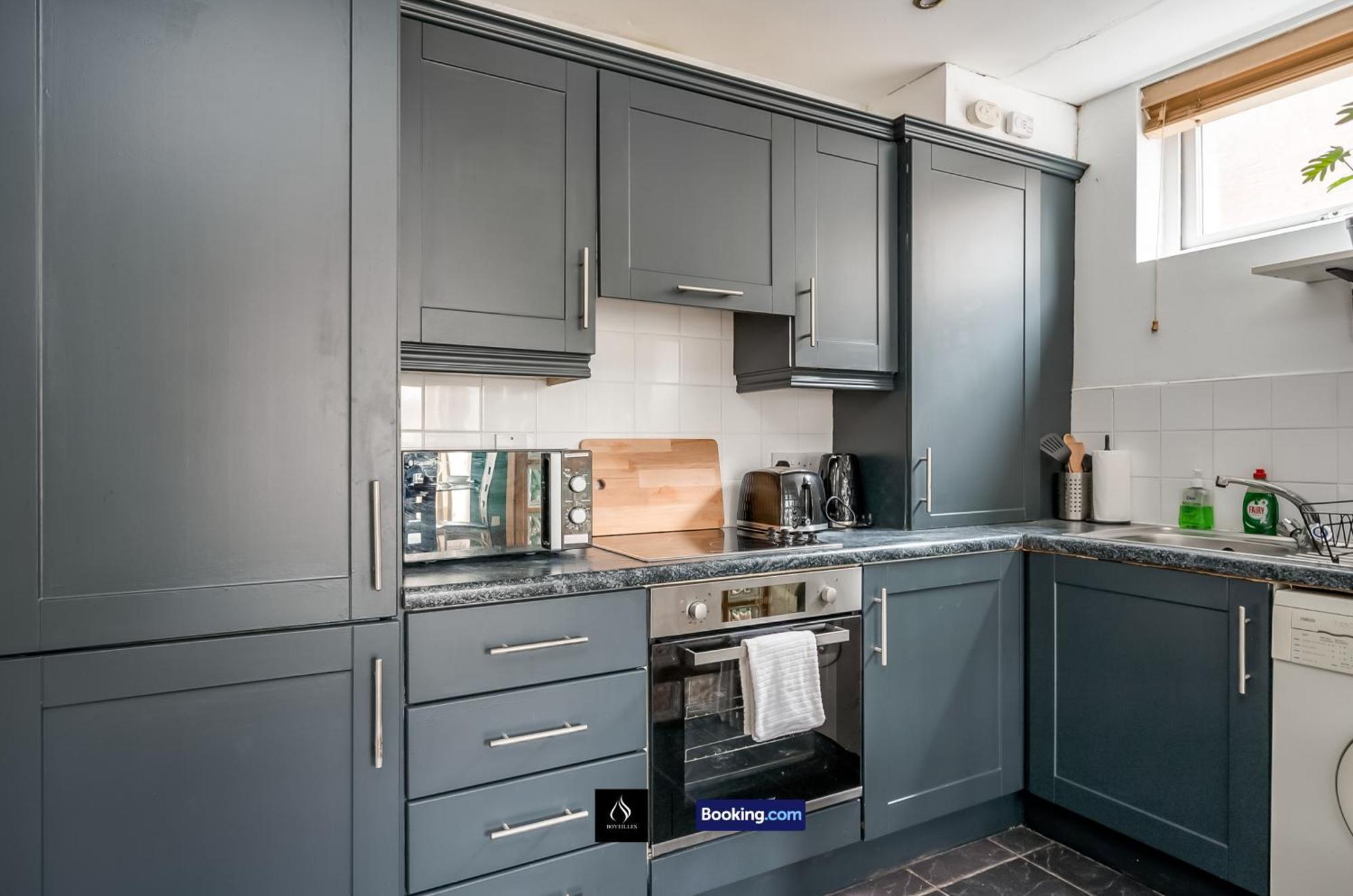 2 Bed House By Boyeilles Apartments Short Lets & Serviced Accommodation Belfast With Balcony & Free Parking Extérieur photo