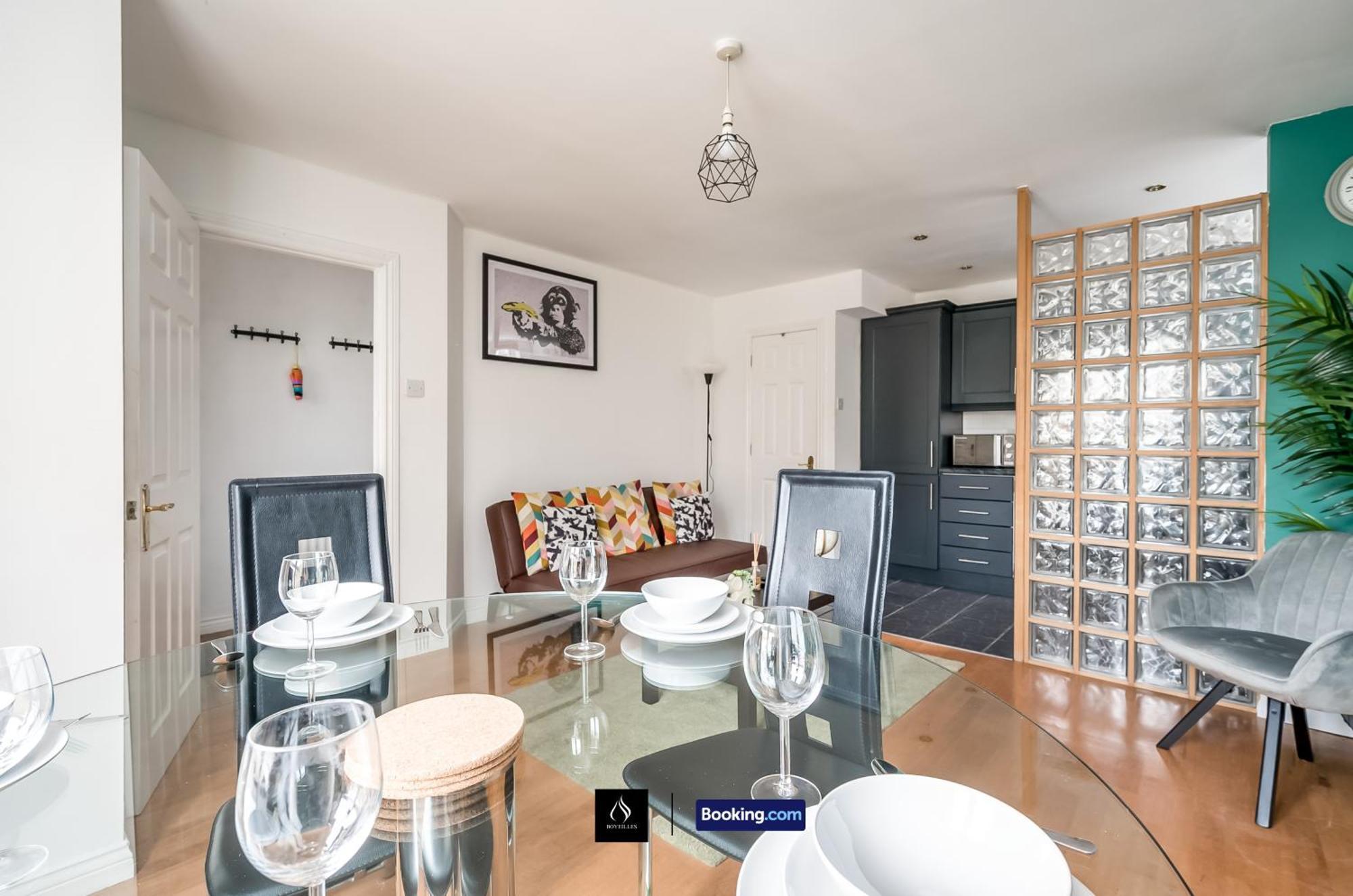 2 Bed House By Boyeilles Apartments Short Lets & Serviced Accommodation Belfast With Balcony & Free Parking Extérieur photo
