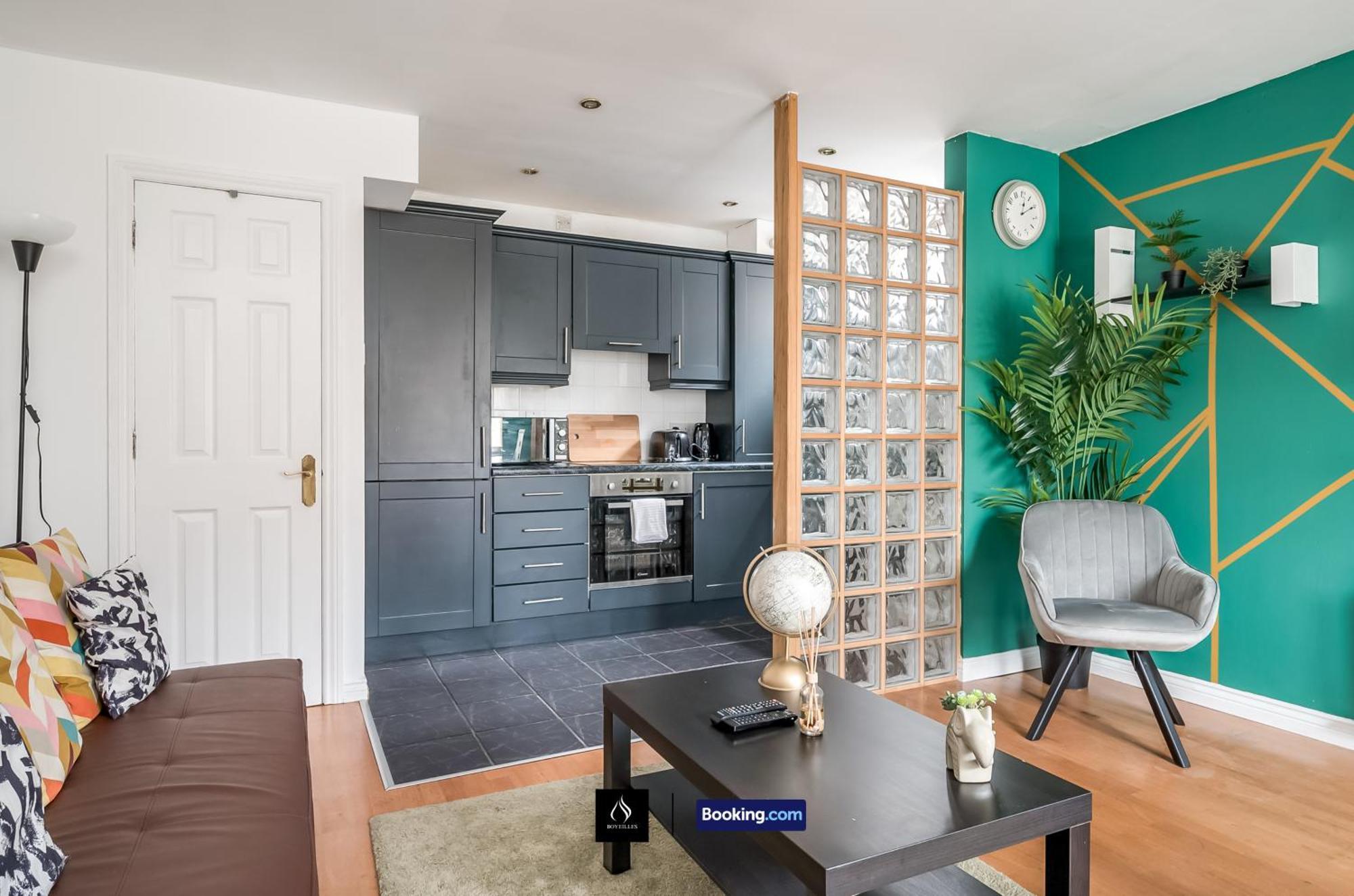 2 Bed House By Boyeilles Apartments Short Lets & Serviced Accommodation Belfast With Balcony & Free Parking Extérieur photo