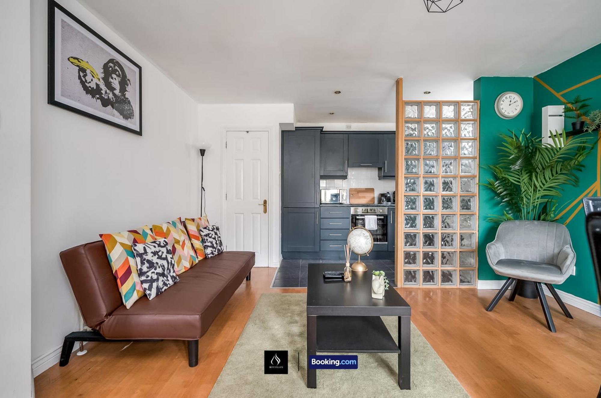 2 Bed House By Boyeilles Apartments Short Lets & Serviced Accommodation Belfast With Balcony & Free Parking Extérieur photo