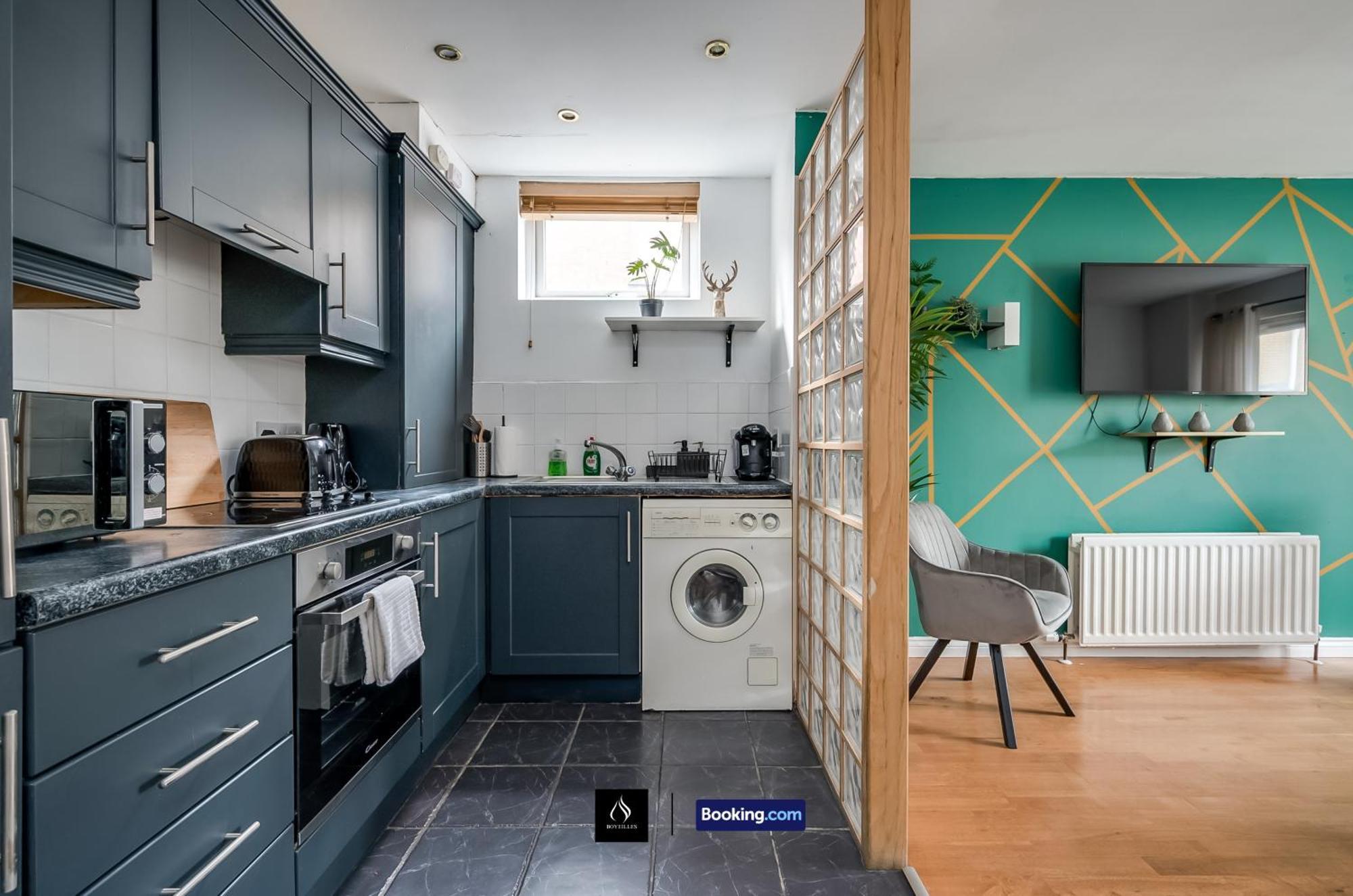 2 Bed House By Boyeilles Apartments Short Lets & Serviced Accommodation Belfast With Balcony & Free Parking Extérieur photo
