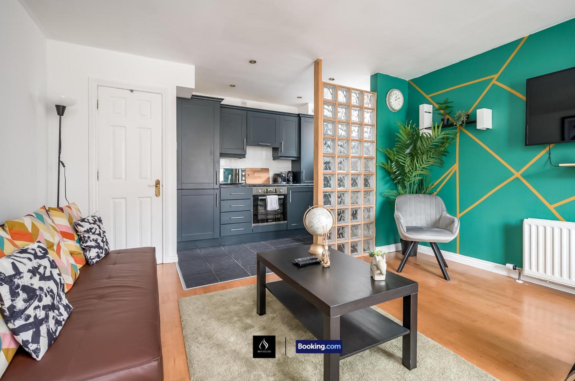 2 Bed House By Boyeilles Apartments Short Lets & Serviced Accommodation Belfast With Balcony & Free Parking Extérieur photo