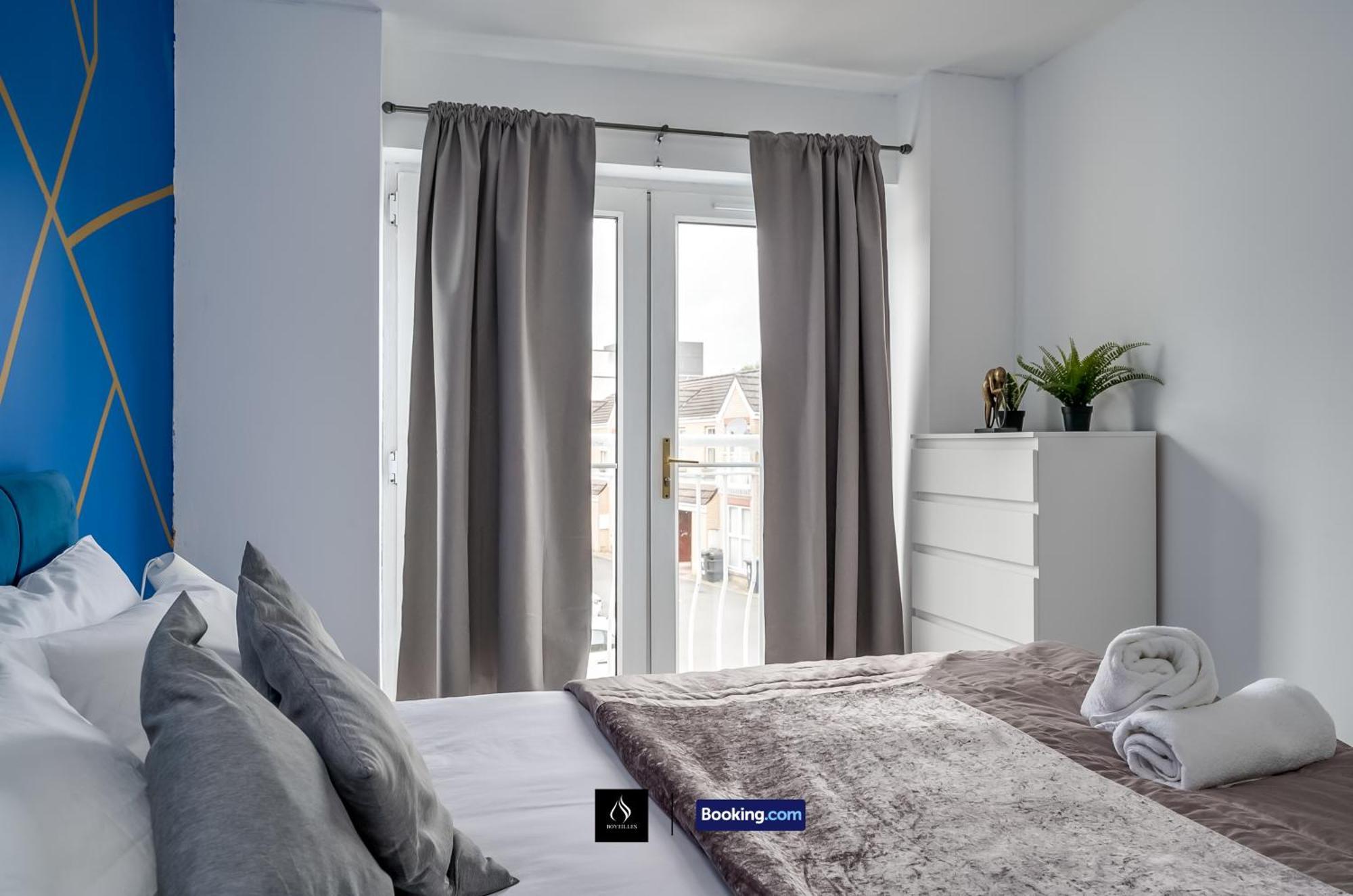 2 Bed House By Boyeilles Apartments Short Lets & Serviced Accommodation Belfast With Balcony & Free Parking Extérieur photo
