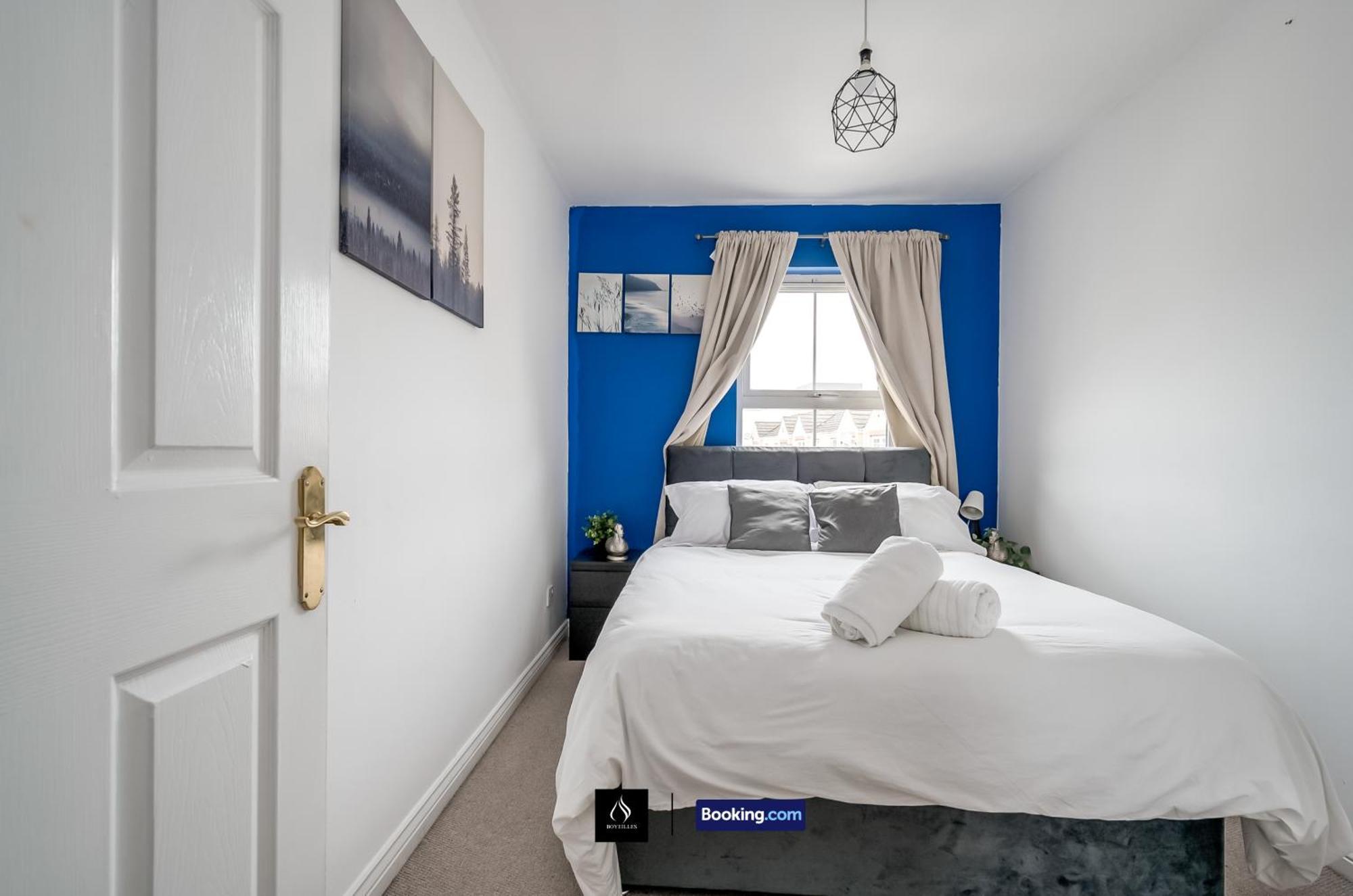 2 Bed House By Boyeilles Apartments Short Lets & Serviced Accommodation Belfast With Balcony & Free Parking Extérieur photo