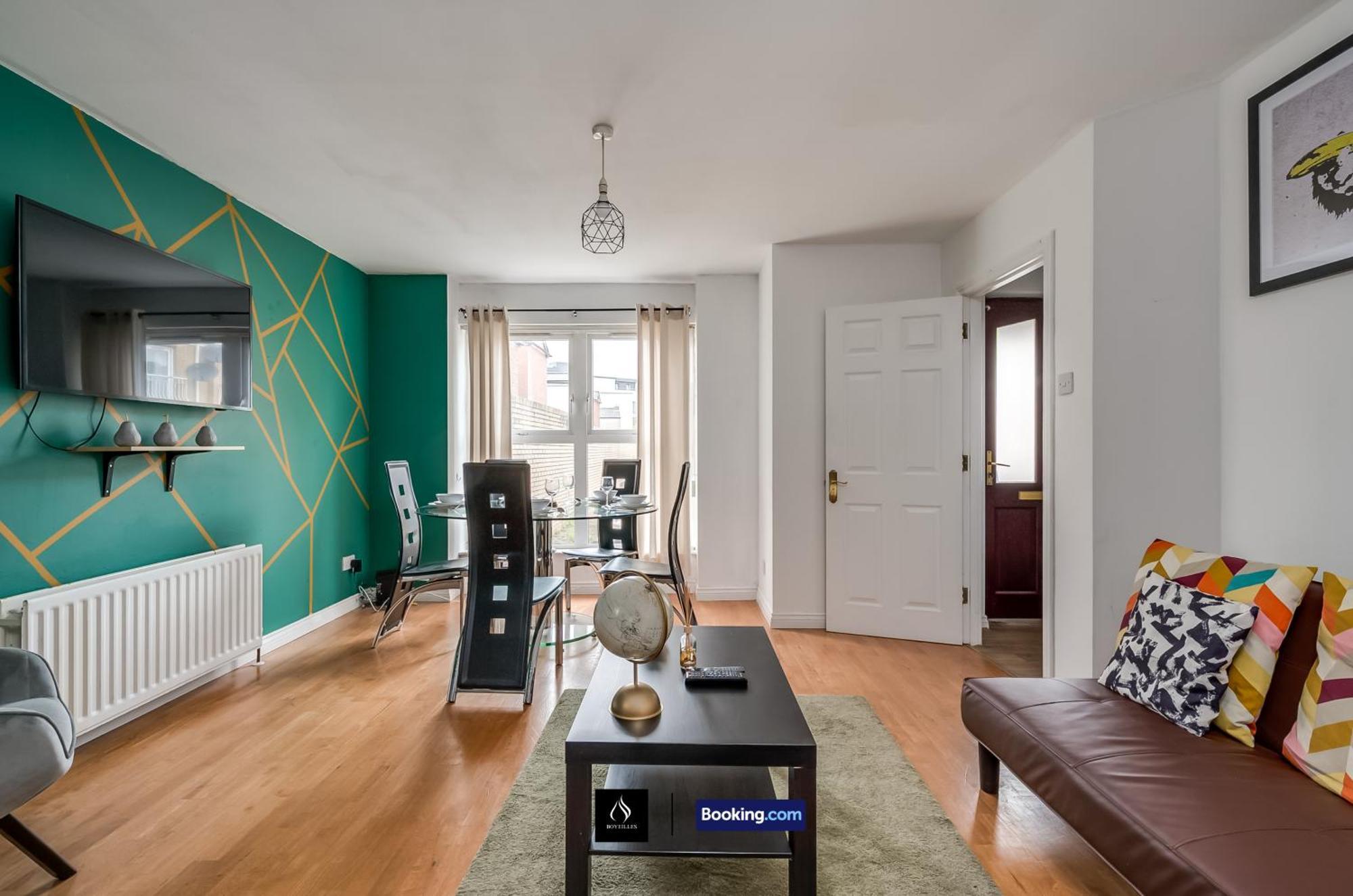 2 Bed House By Boyeilles Apartments Short Lets & Serviced Accommodation Belfast With Balcony & Free Parking Extérieur photo