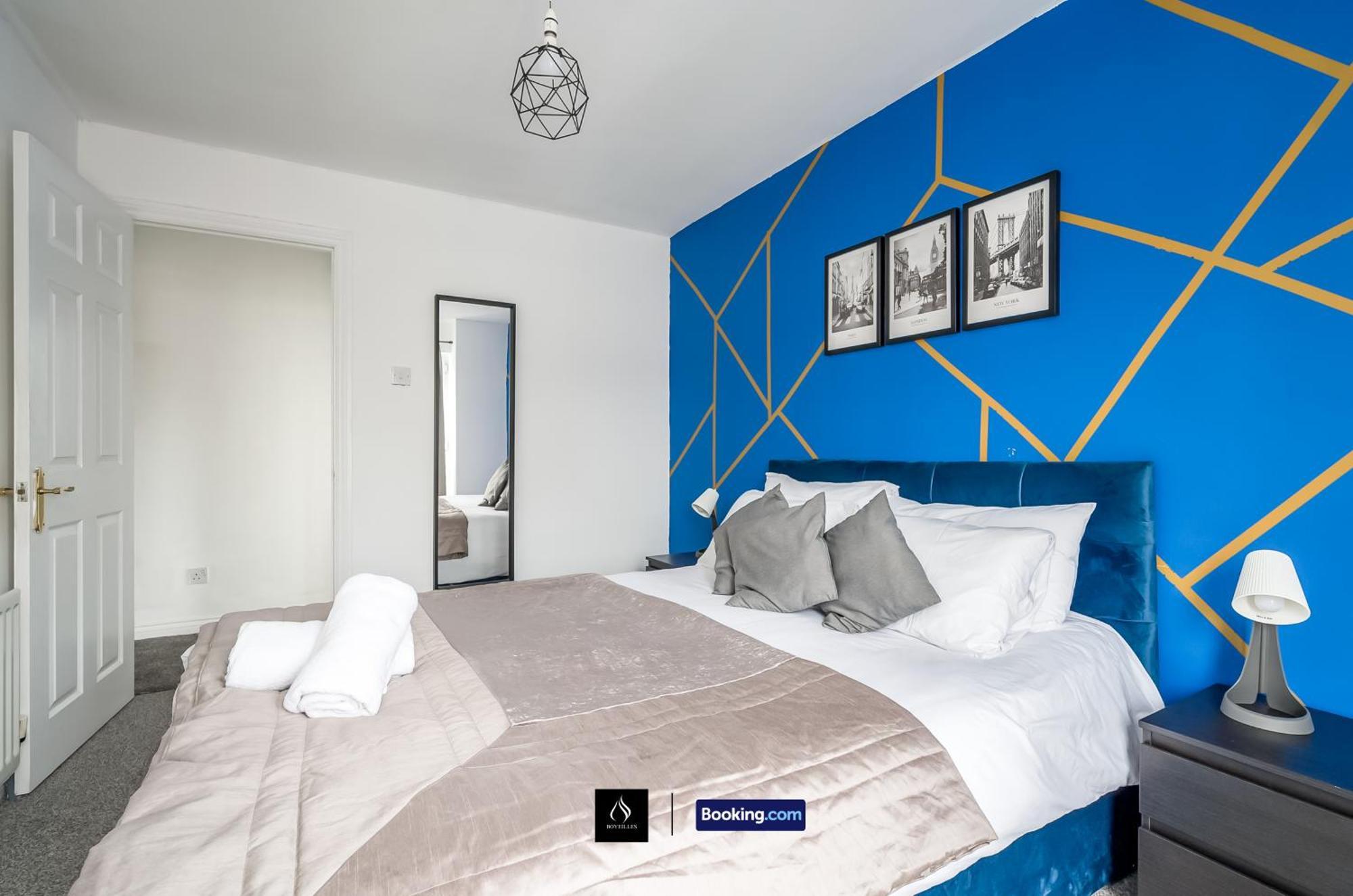 2 Bed House By Boyeilles Apartments Short Lets & Serviced Accommodation Belfast With Balcony & Free Parking Extérieur photo