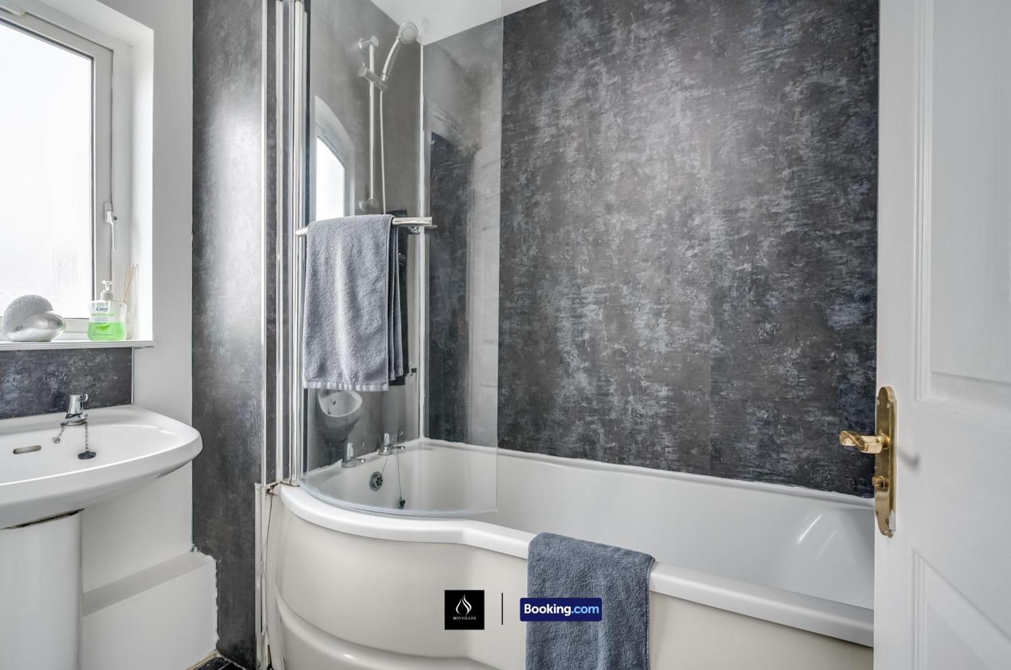 2 Bed House By Boyeilles Apartments Short Lets & Serviced Accommodation Belfast With Balcony & Free Parking Extérieur photo