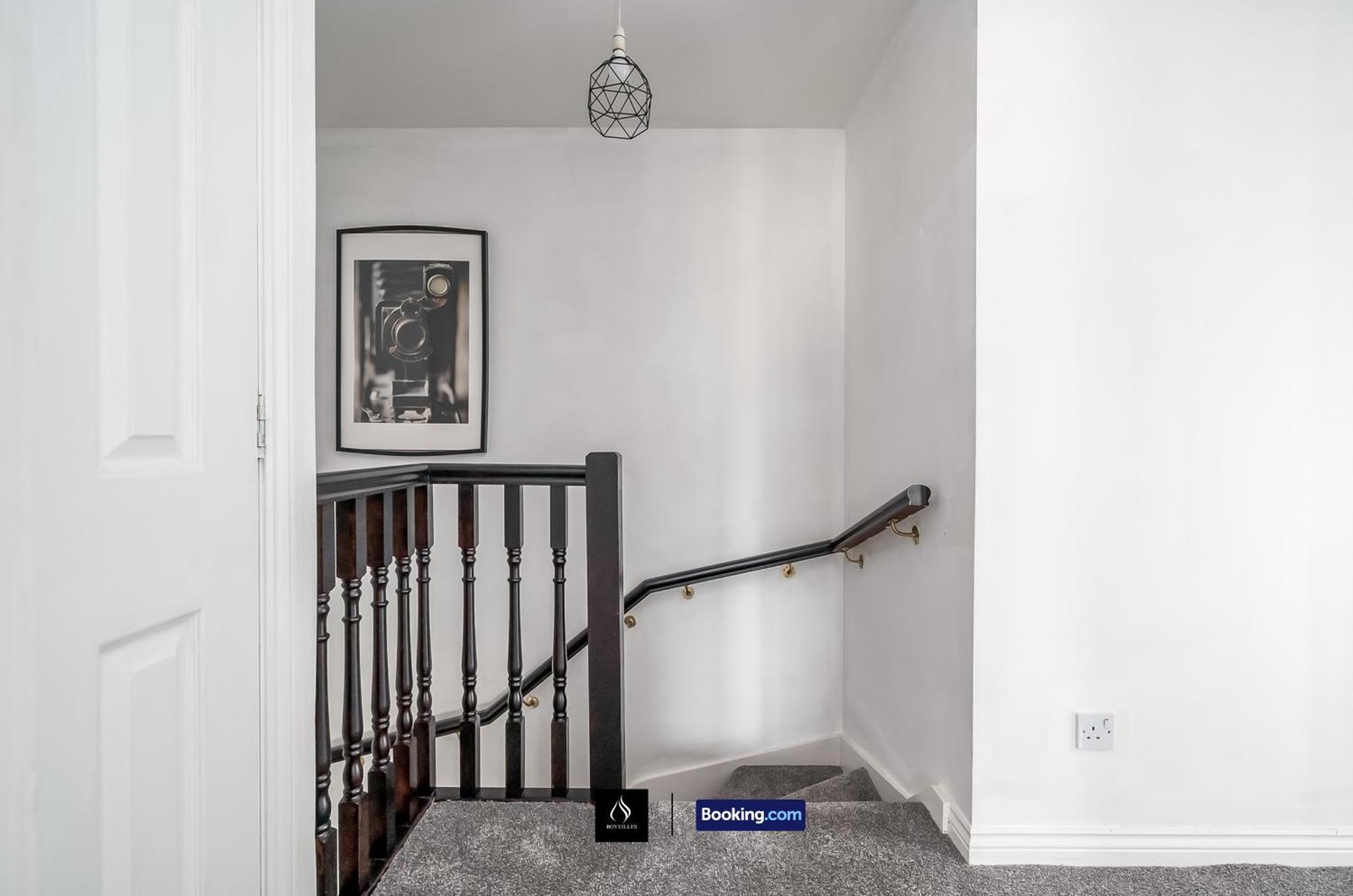 2 Bed House By Boyeilles Apartments Short Lets & Serviced Accommodation Belfast With Balcony & Free Parking Extérieur photo