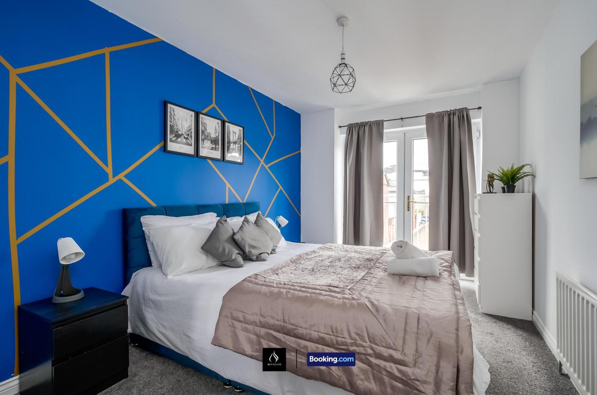 2 Bed House By Boyeilles Apartments Short Lets & Serviced Accommodation Belfast With Balcony & Free Parking Extérieur photo