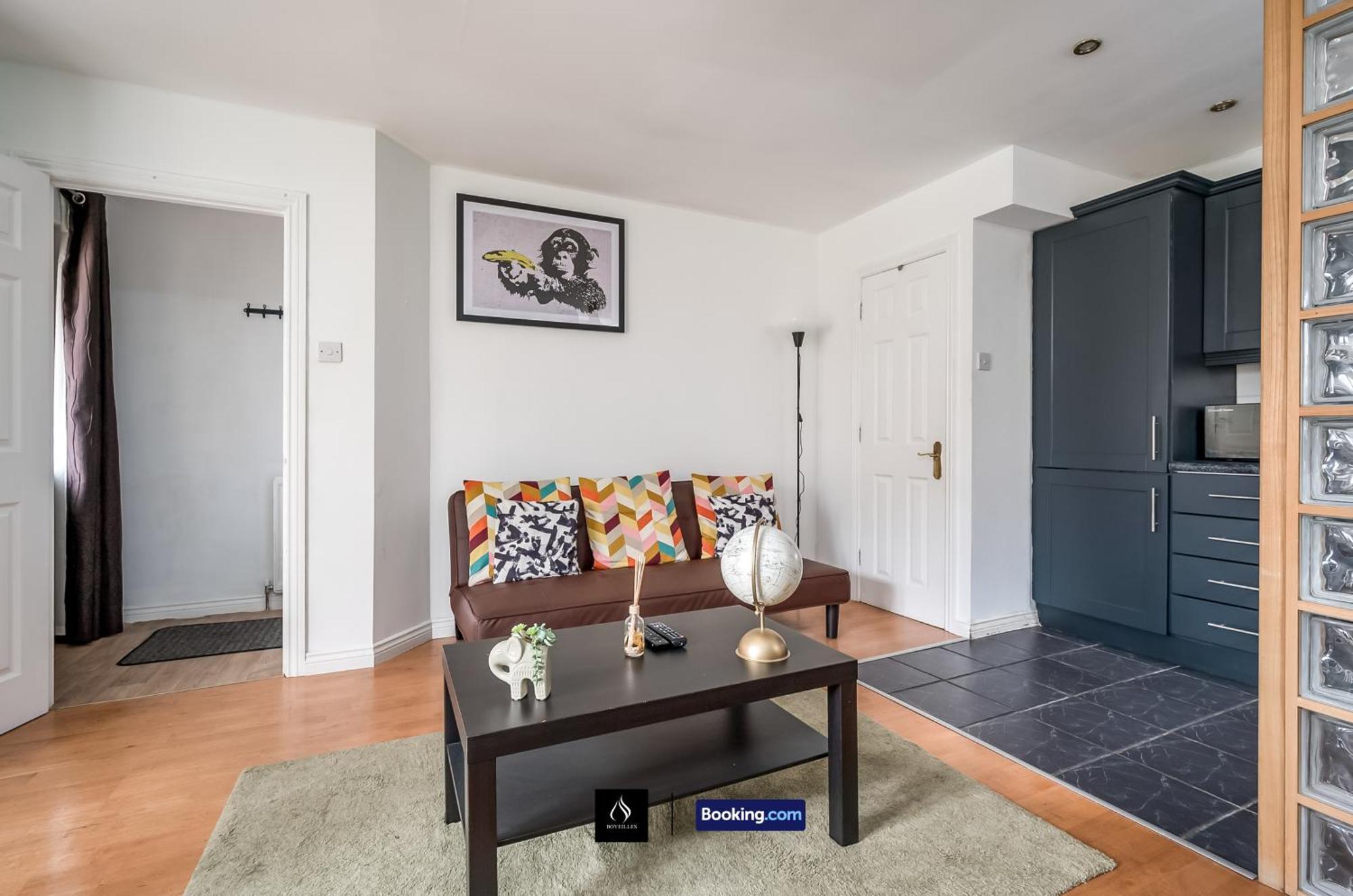 2 Bed House By Boyeilles Apartments Short Lets & Serviced Accommodation Belfast With Balcony & Free Parking Extérieur photo